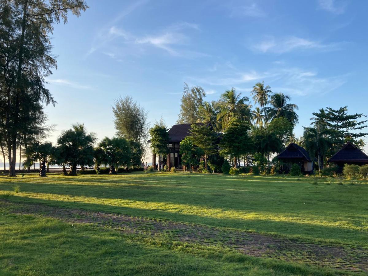 The Chevalley Beach Resort サトゥーン エクステリア 写真