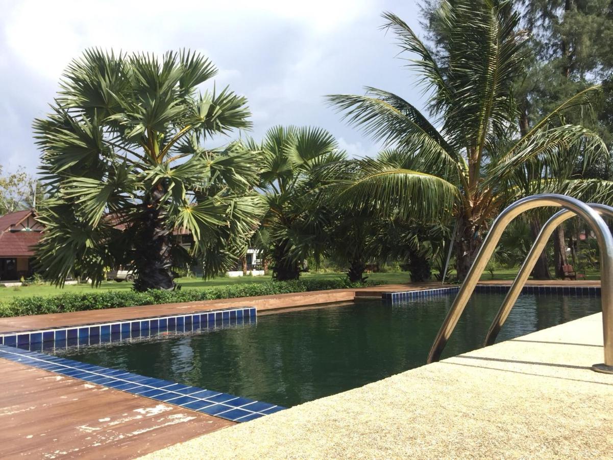 The Chevalley Beach Resort サトゥーン エクステリア 写真