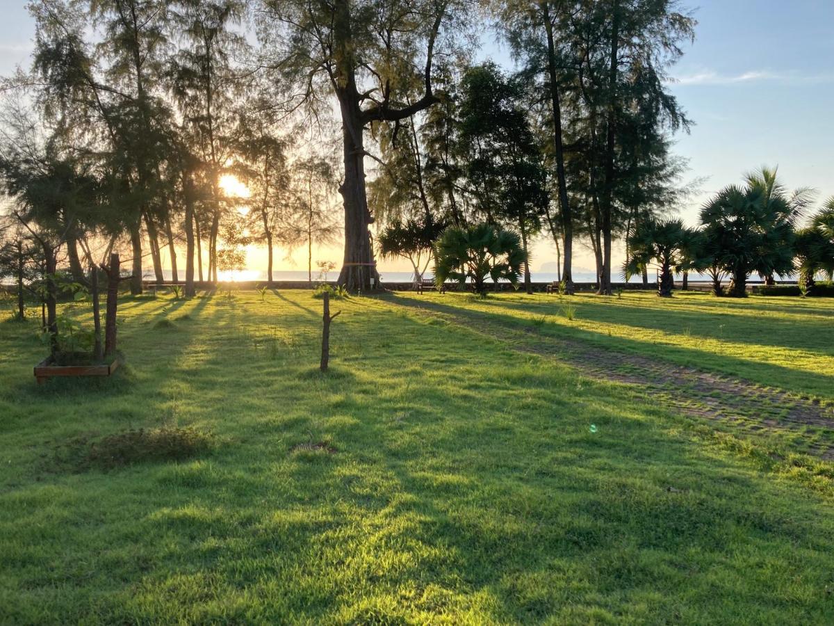 The Chevalley Beach Resort サトゥーン エクステリア 写真