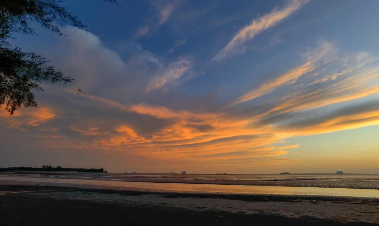 The Chevalley Beach Resort サトゥーン エクステリア 写真